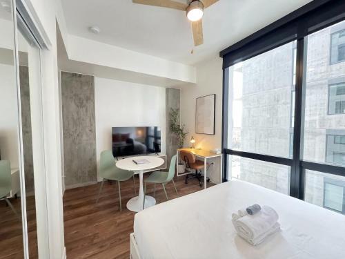 Evans Churchill Apartment | Boulevard Stays Modern Highrise STU Sky Pool Parking Gym 14