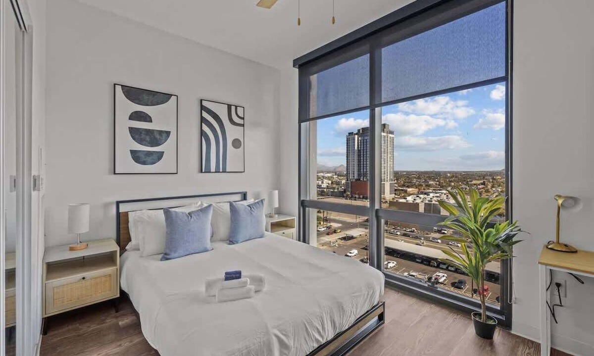 Evans Churchill Apartment | Boulevard Stays Modern Highrise STU Sky Pool, Gym 03