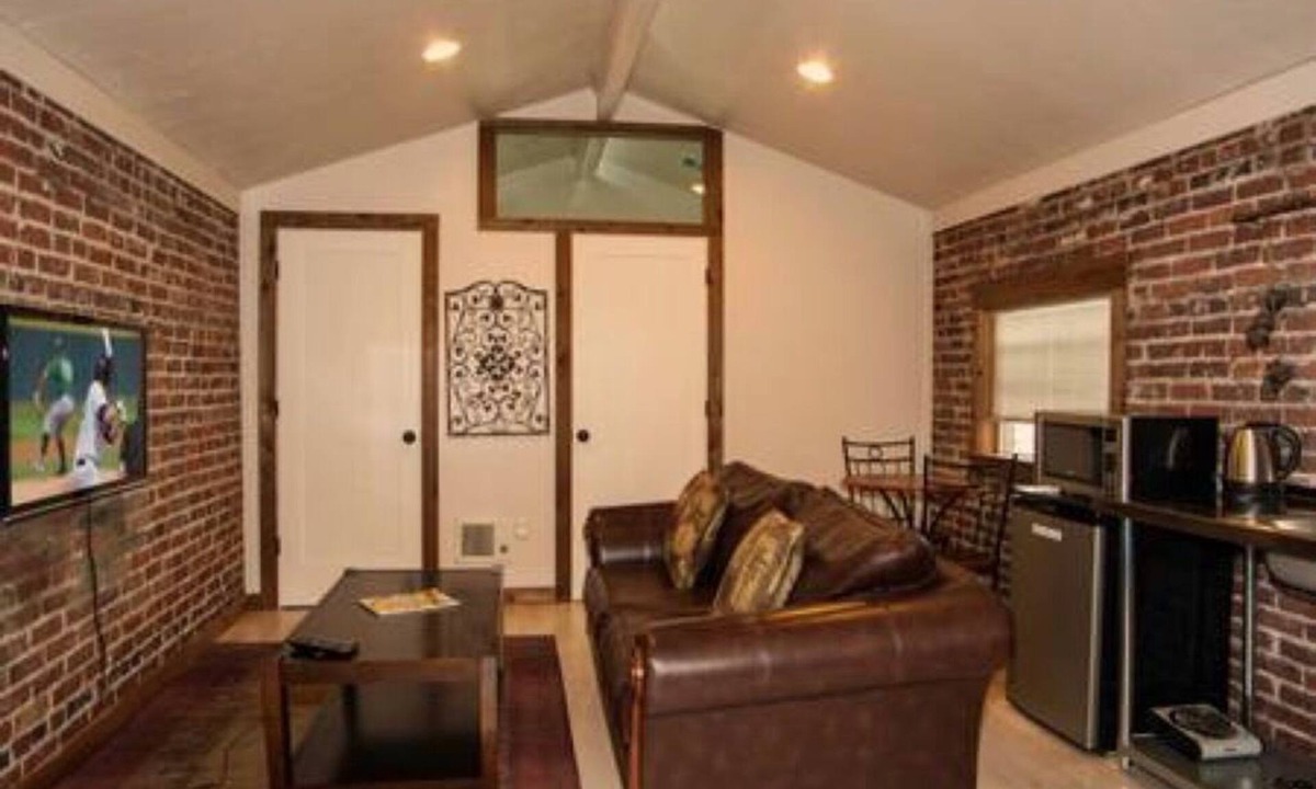 Old Southwest Apartment | Brick Coach House in Old SW/Midtown