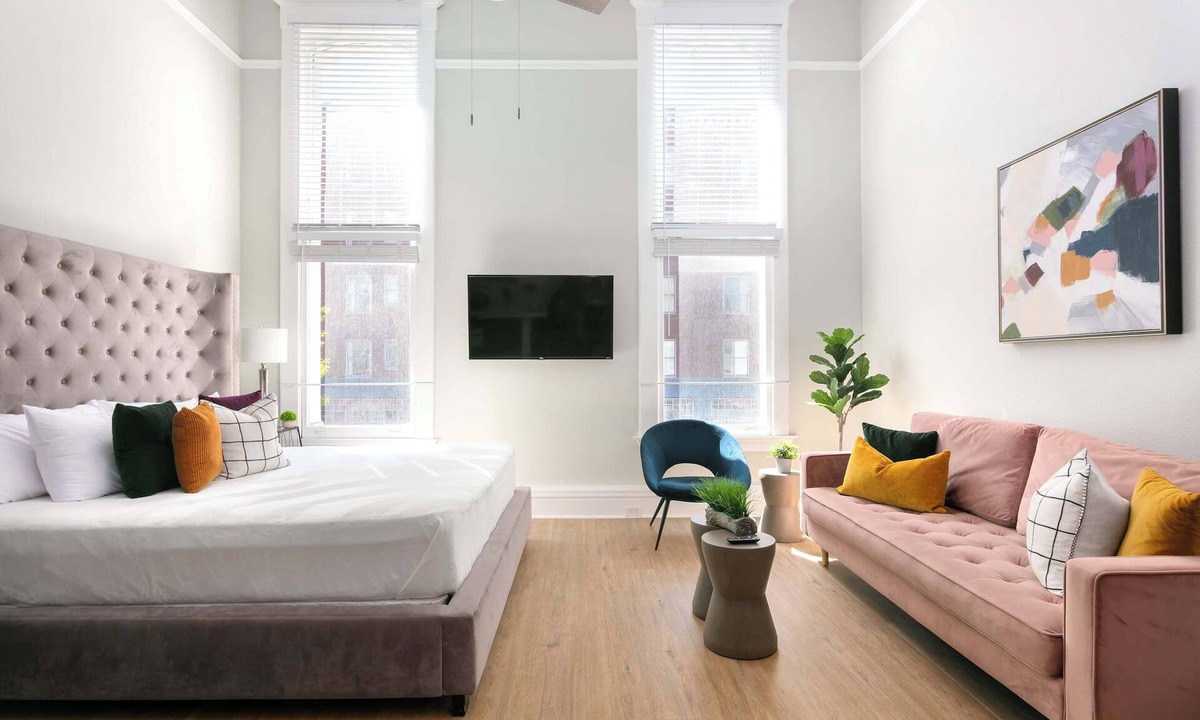 Gaslamp Quarter House | Bright 2BR Loft, Sleeps 7 w/Kitchen & Fast WiFi
