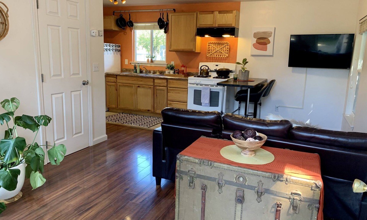 Arcata Cottage | Bright & Cheerful Northtown Arcata Guest Cottage