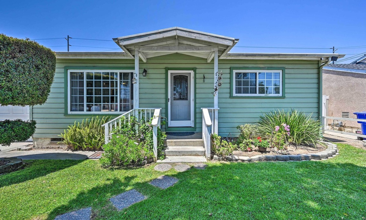 East Side Capistrano House | Bright Escape - 1/2 Mile to the Oceanside Harbor!