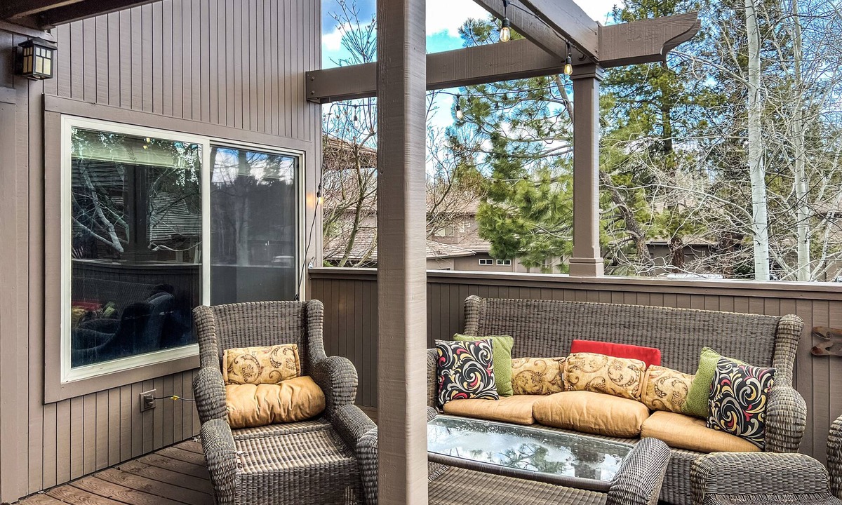 Broken Top Condo | Broken Top townhome with private hot tub, deck, grill, fast WiFi, & washer/dryer