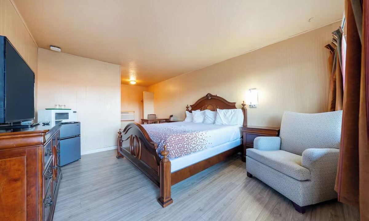 Madras Hotel | Budget-Friendly Room w/Kitchenette Near Madras Aquatic Center – 1.8 Miles Away