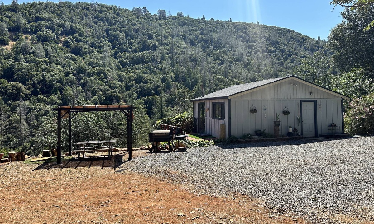 Placerville Cabin | Cabin Retreat near whitewater rafting & nature hiking, apple hill & main street.