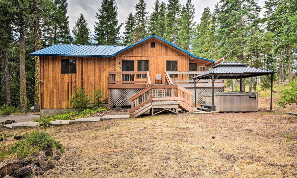 Klamath Falls Cabin | Cabin w/Hot Tub, By Crater Lake Nat'l Park!