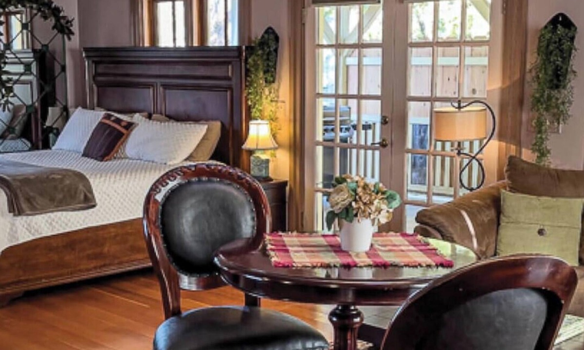 Jacksonville House | California Cottage: Downtown!