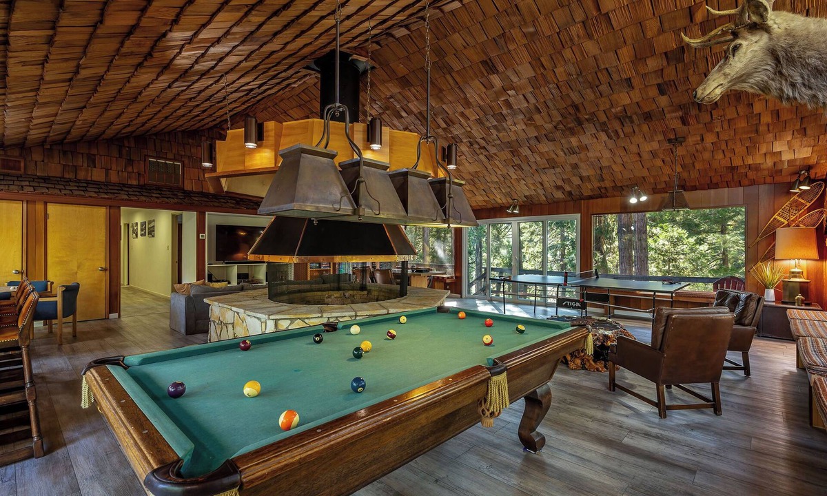 Springville House | Camp Nelson Chalet - Game Room - Spacious - Hot Tub