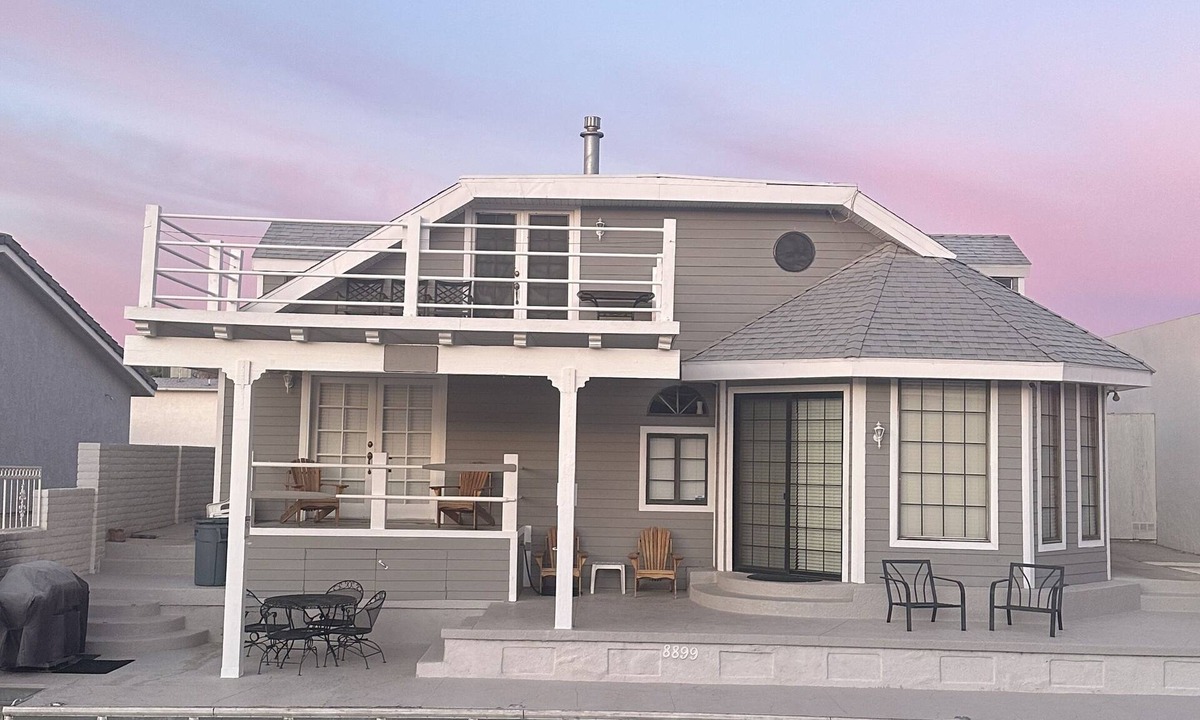 Moovalya Keys House | Cape Cod on the Colorado River- Waterfront House in Moovalya Keys