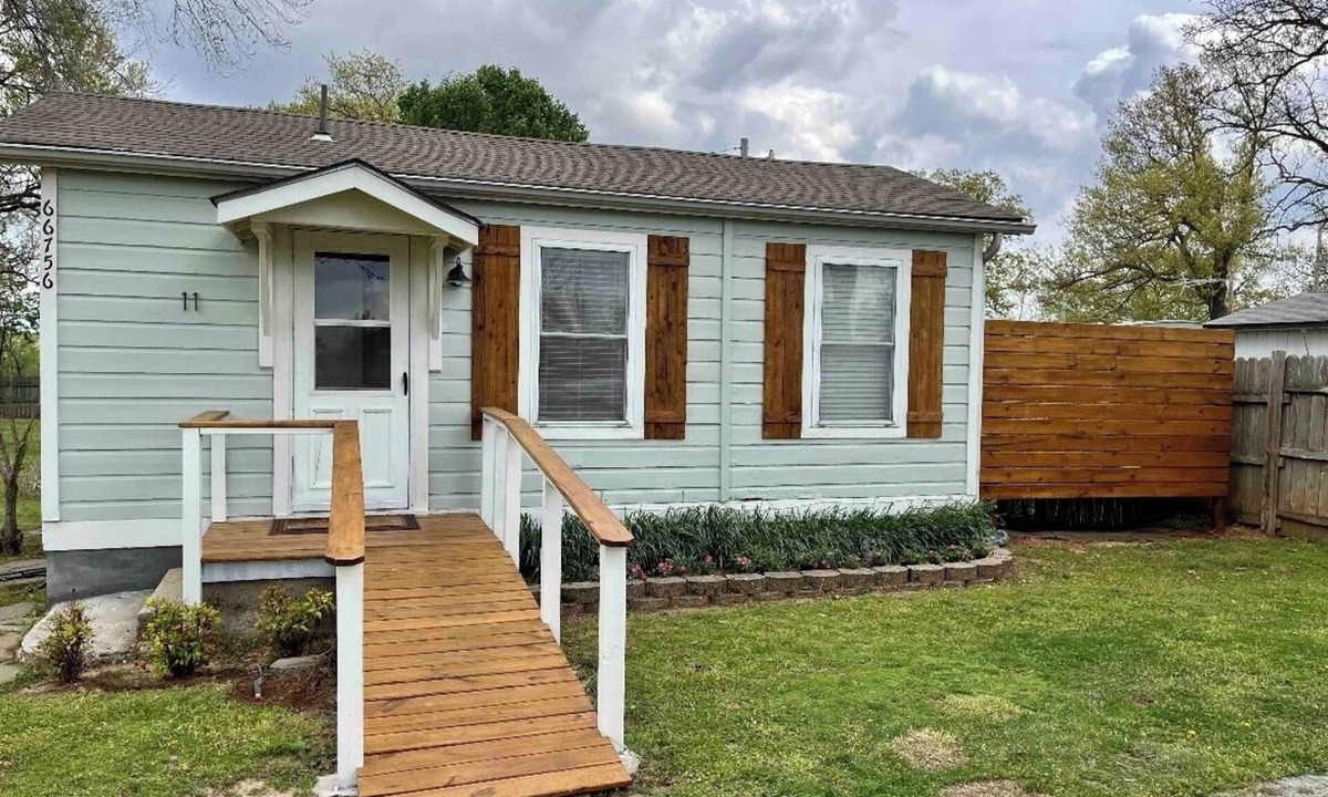 Grove Cottage | Cape Cod Style on Grand Lake - Romantic Honeymoon Cottage w/Hot tub #11
