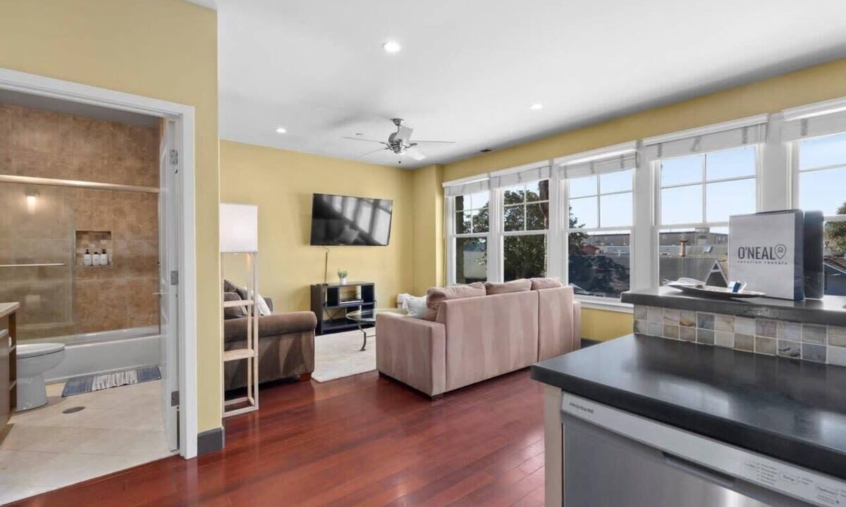 Capitola Apartment | Capitola Village Retreat with Garage!