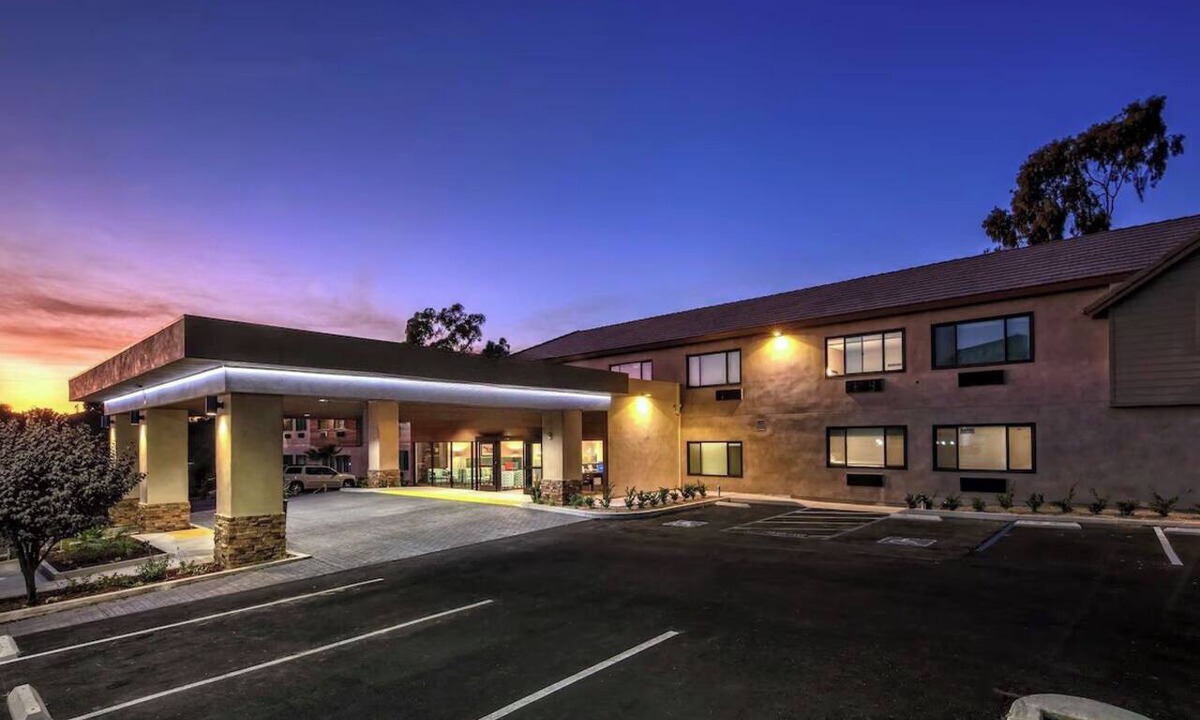 Cardiff-by-the-Sea Hotel | Cardiff Beach 2 Queen Room w/Breakfast, Gym & Pool