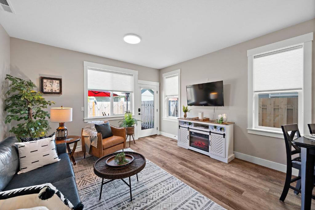 Carlton House | Carlton Townhouse 6 Dog Friendly 1BK Wine-Dine