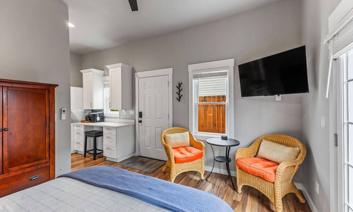 Albany House | Carriage House · Brand New! Vine Street Carriage House