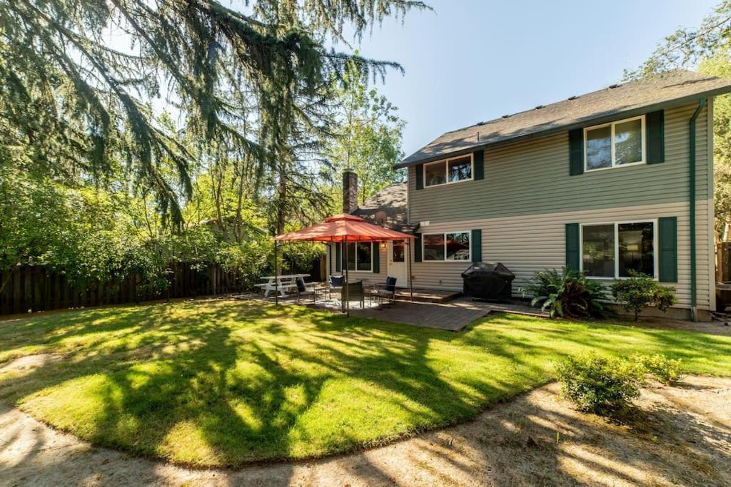 Beaverton House | Carriage Way The Restful Retreat King Bed yard