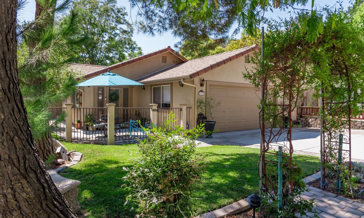Paso Robles House | Casa de Mimosa-Colorful, Charming, Cozy -Just Steps to Downtown Fun!