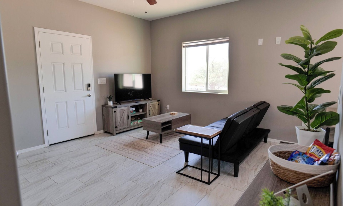 Santa Cruz Southwest House | Casa Moderna Tucson 10 Minutes to Great Food and Shopping!