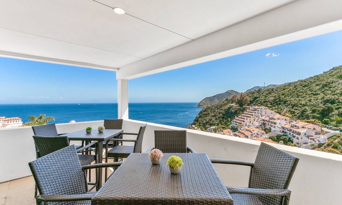 Avalon House | Casa Tortuga by AvantStay | Ocean View + Golf Cart