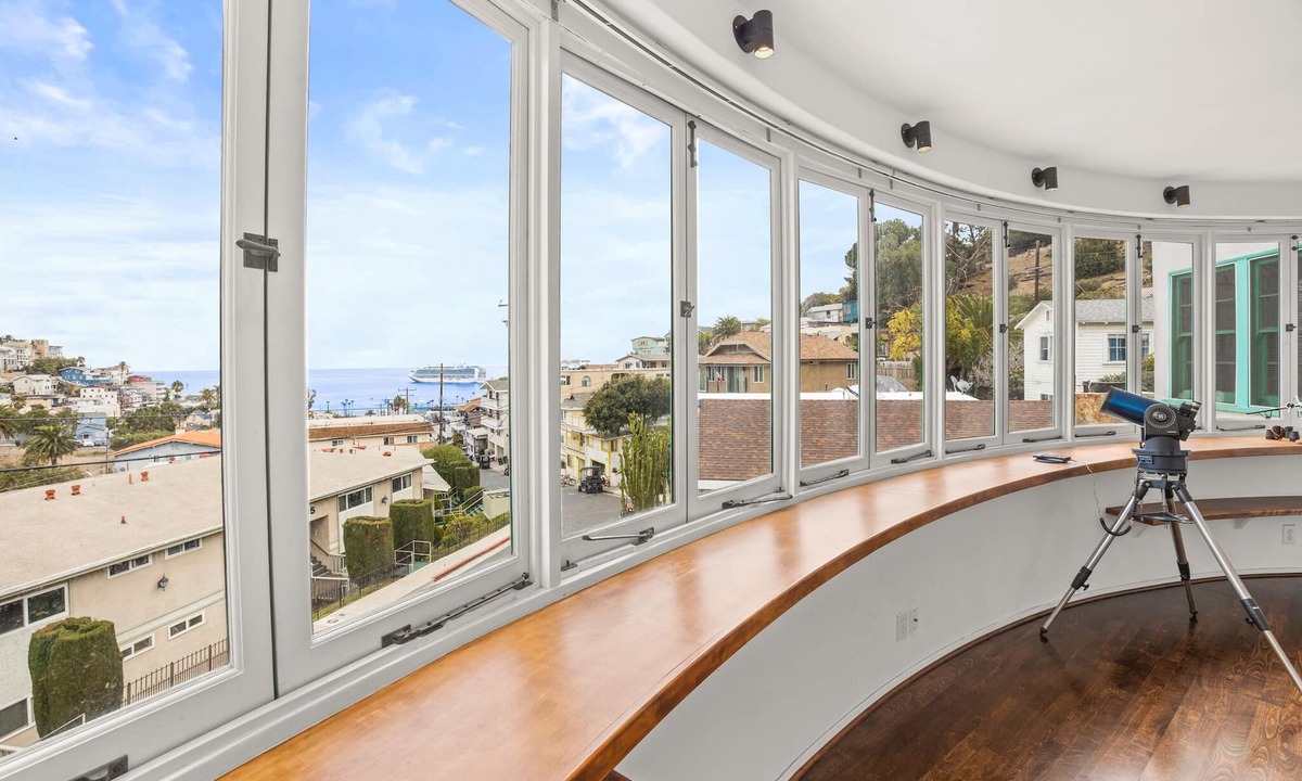 Avalon House | CASAMAR: Art-deco Avalon House Overlooking the Pacific Ocean