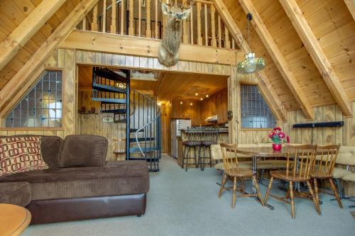 Boulder Bay House | Castle Rock Cabin #2 ~ Cozy cabin close to Fisher Cove & Boulder Bay - short drive to skiing