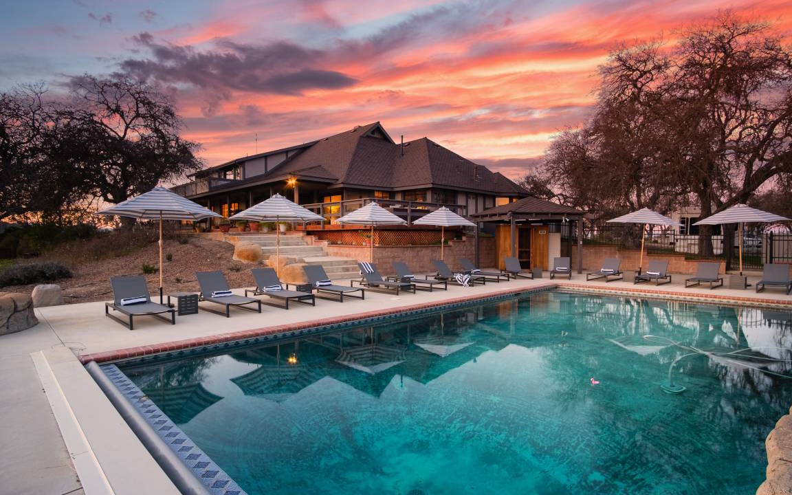 Templeton House | Cathedral by AvantStay Charming Secluded Estate w/ Sauna, Pool Table & Views of the Rolling Hills