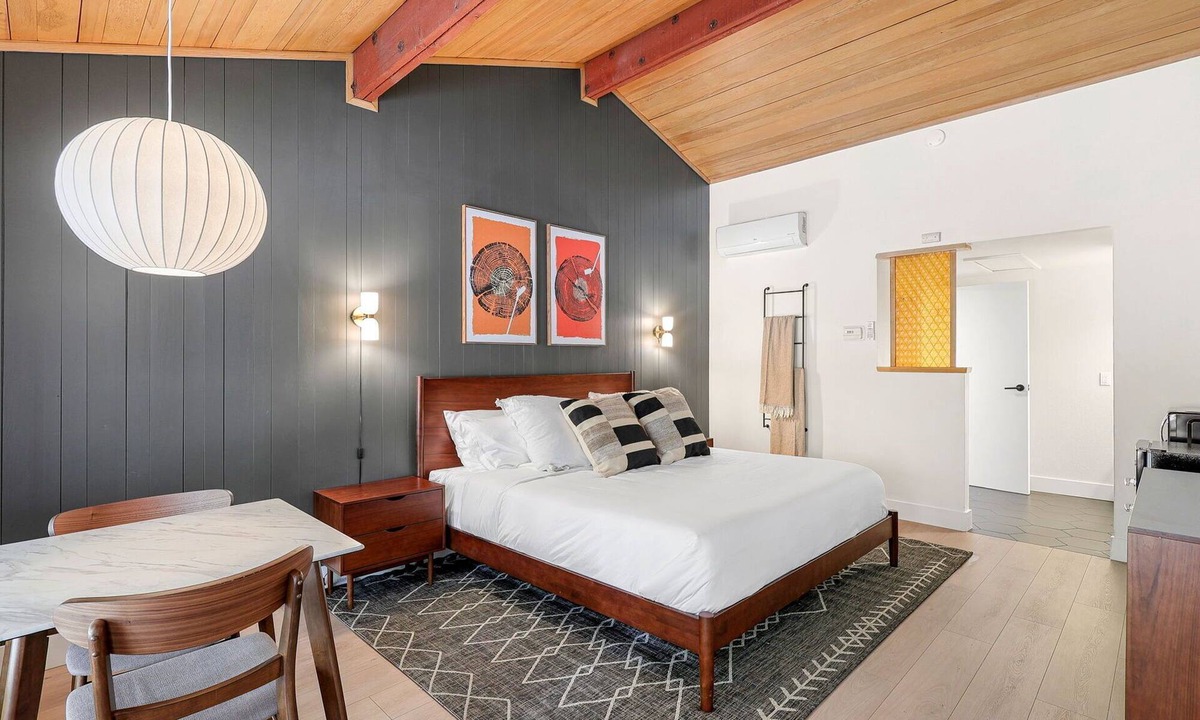 Dunsmuir Hotel | Cave Springs Resort Hotel Room 1 (Visit Mt Shasta)
