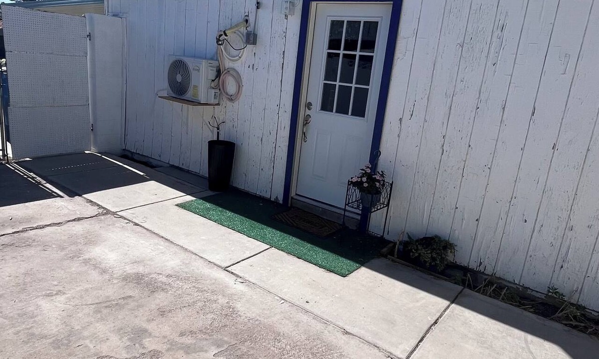 Las Vegas Apartment | Central 1 bedroom studio, with private entrance and one driveway parking spot
