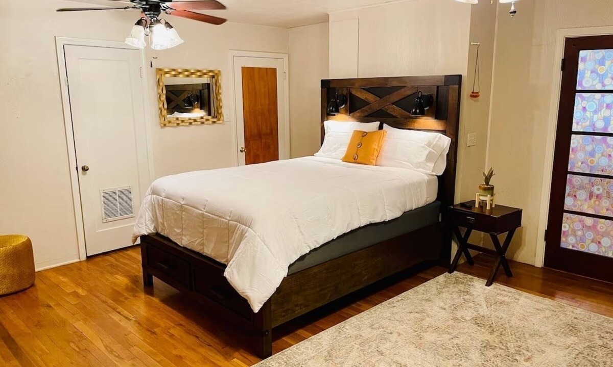 Redding House | Central 3-bedroom house in Redding with Pool & Vintage Bar Room