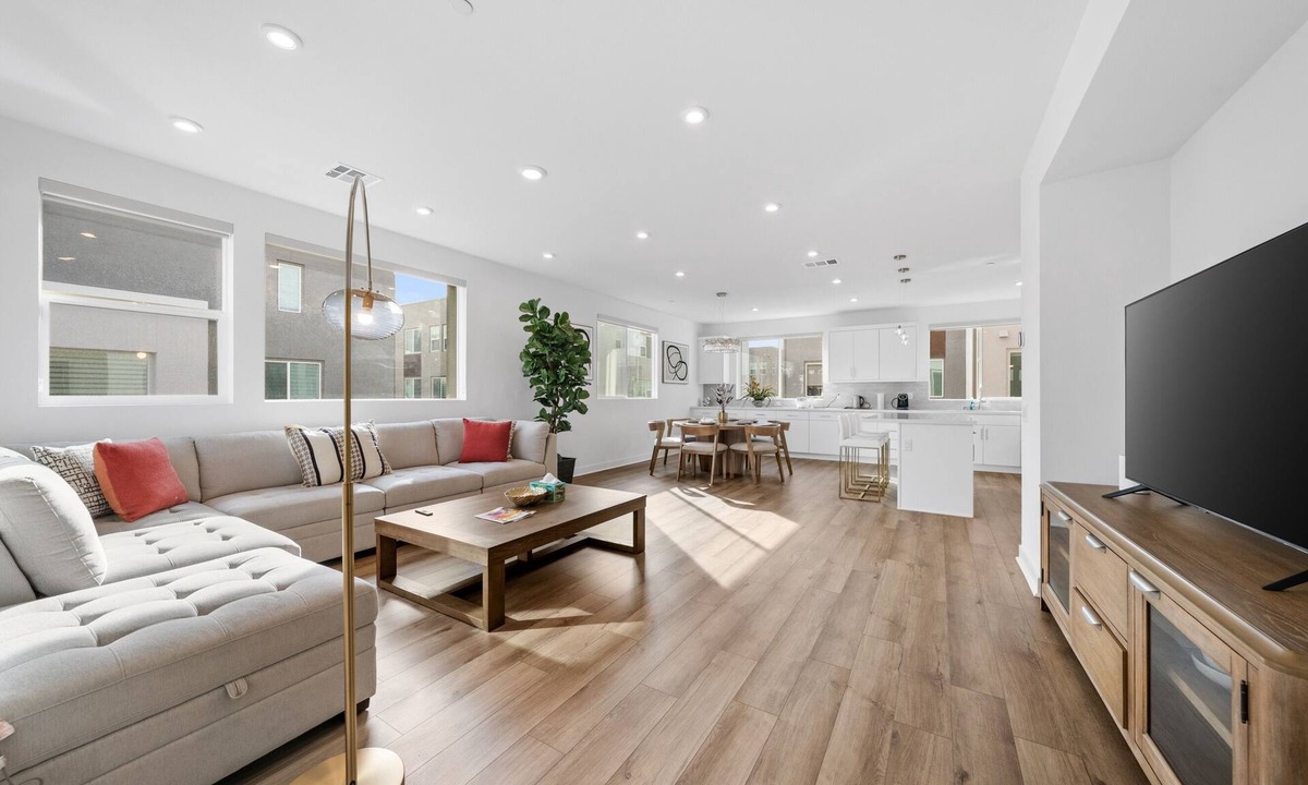 Tustin Apartment | Central Santa Ana - Modern 4BRHome Near Disneyland