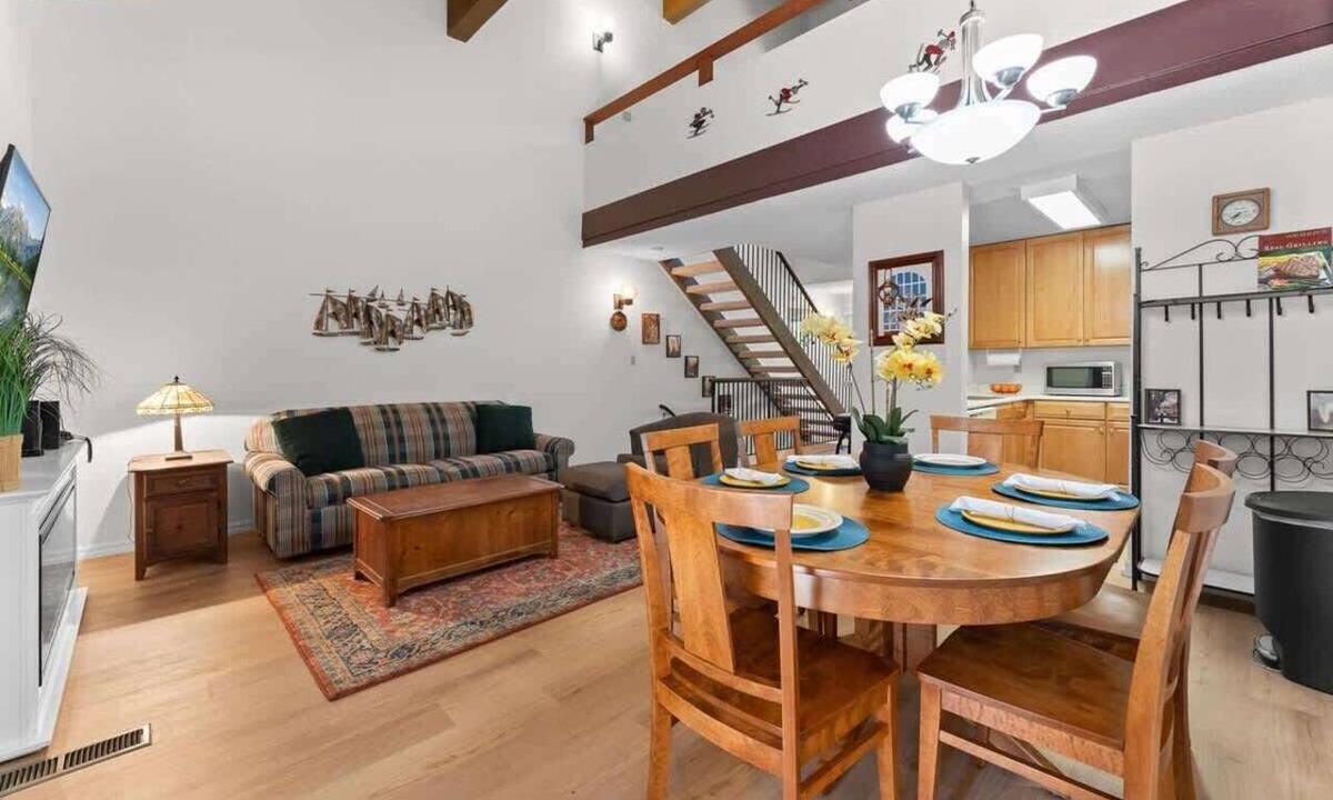 Carnelian Woods House | Central Townhome with Summer Pool and Walk to Lake!