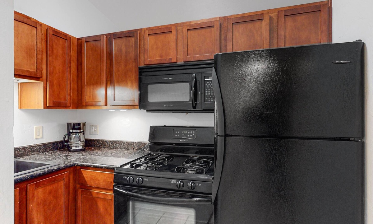 Campus Farm Apartment | Centrally Located Studio W/ Putting Green, Shared Pool, Fitness Gym & Free WiFi