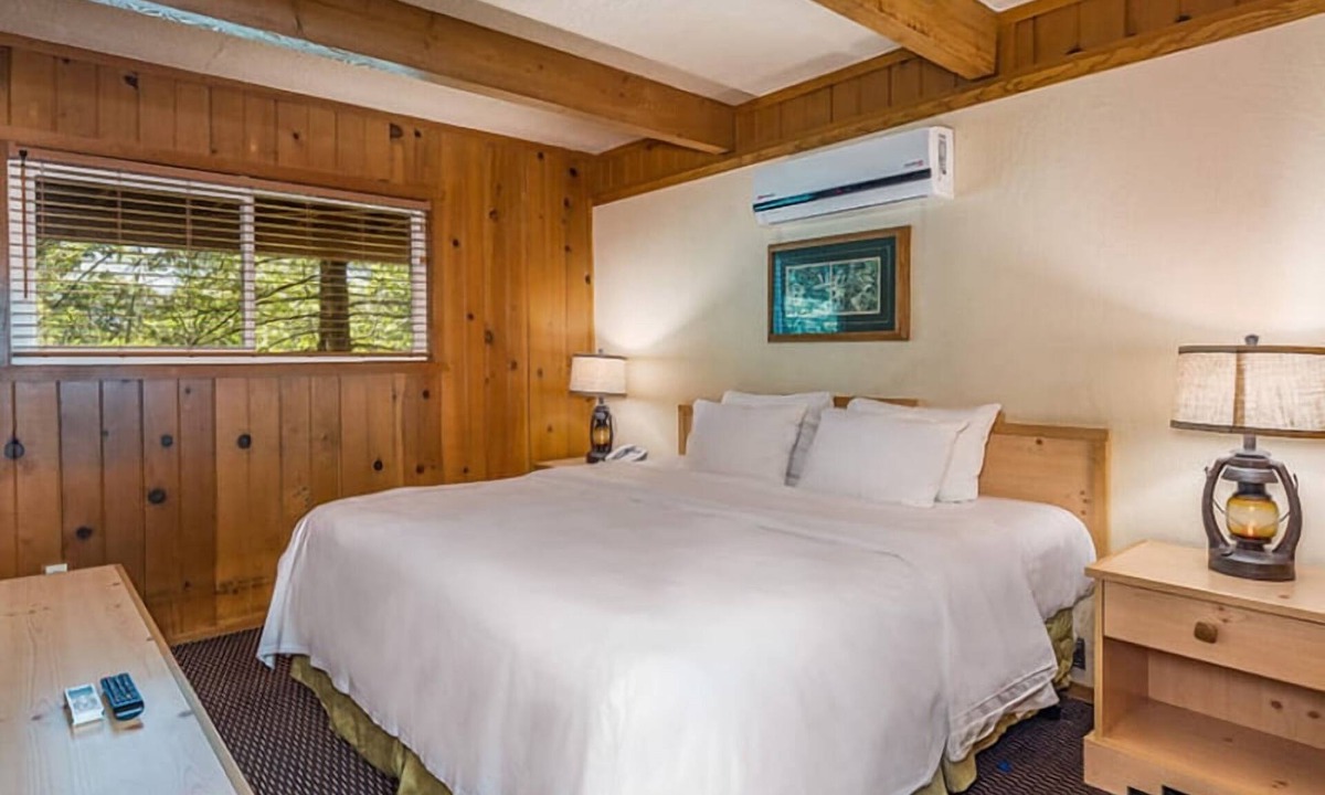 Bass Lake Hotel | Chalet w/Breakfast (Select Stays), Steps From Bass Lake and Yosemite