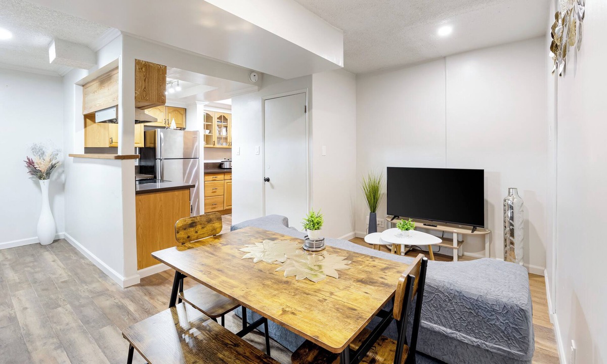 La Habra Apartment | Charming 1 Bedroom + 1 Den Apt Gated Community with Full Kitchen Ground Floor