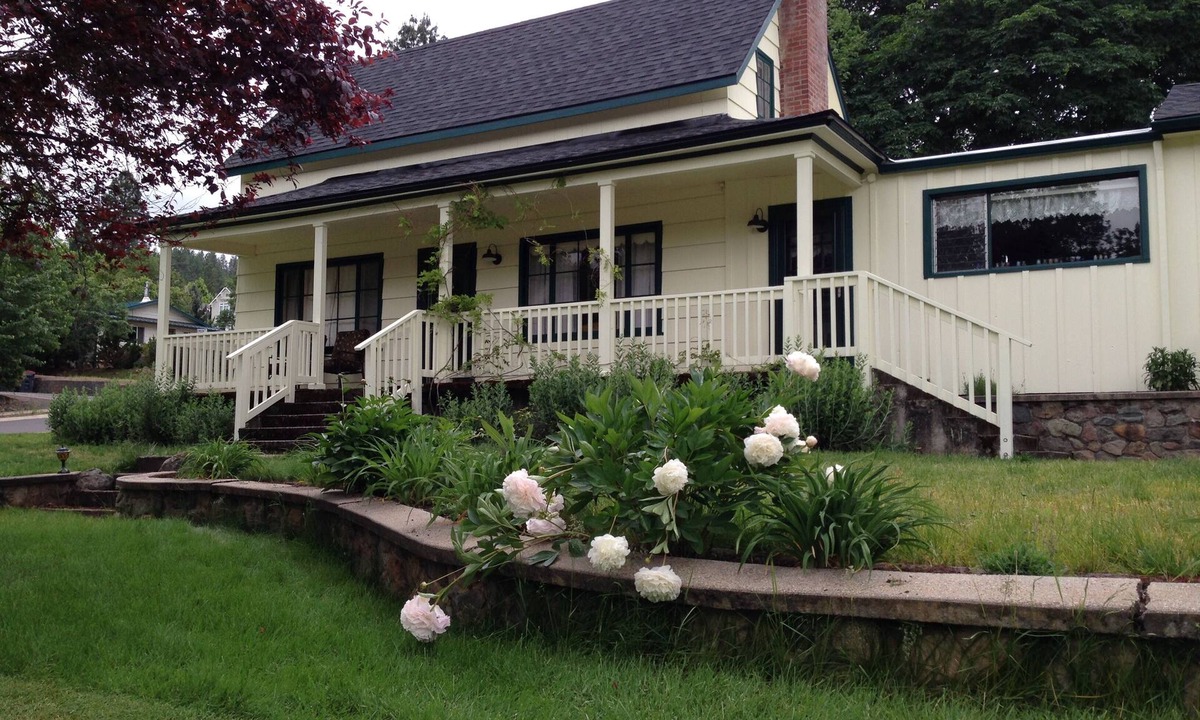 Jacksonville House | Charming 1875 Farmhouse in Historic Jacksonville — Walk to Town & Britt