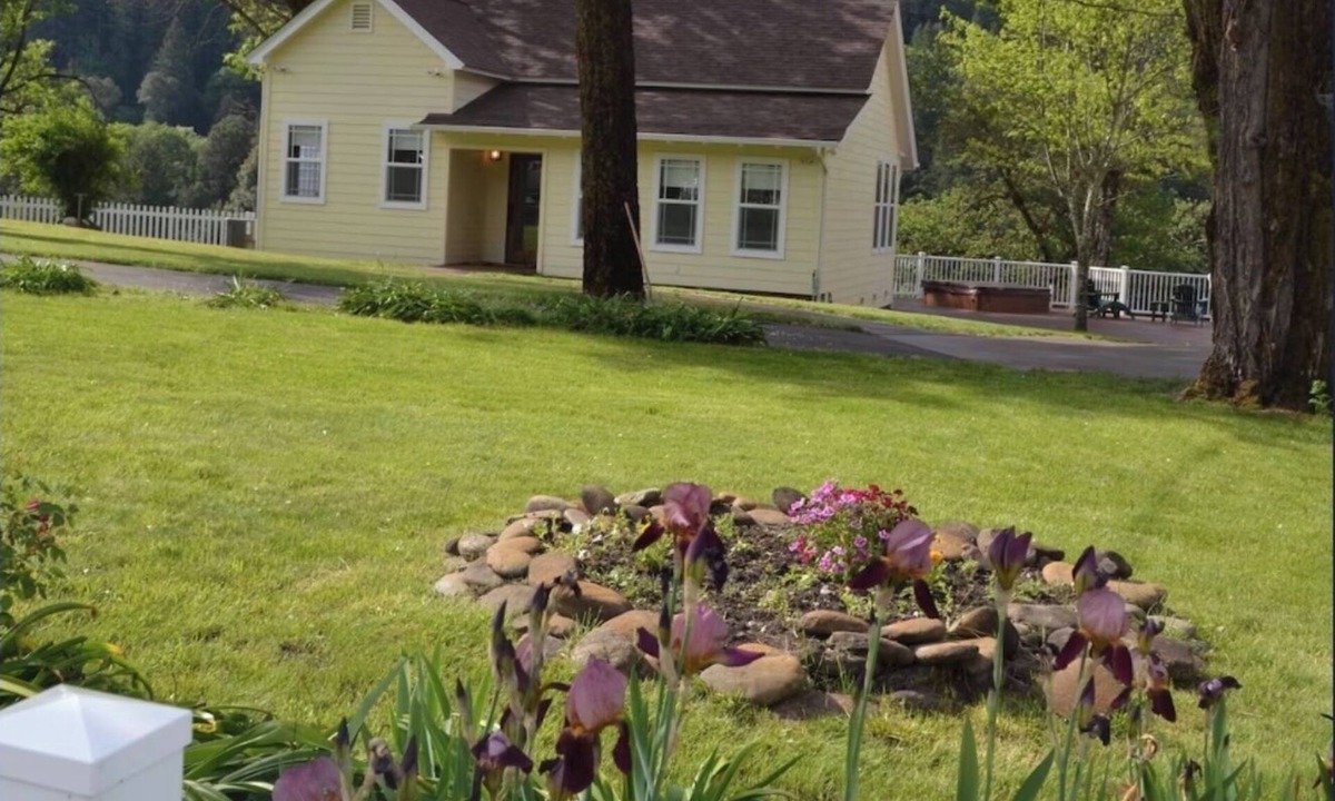 Bouvet Island House | Charming 2-bedroom Cottage in serene Salyer; river access, beautiful views