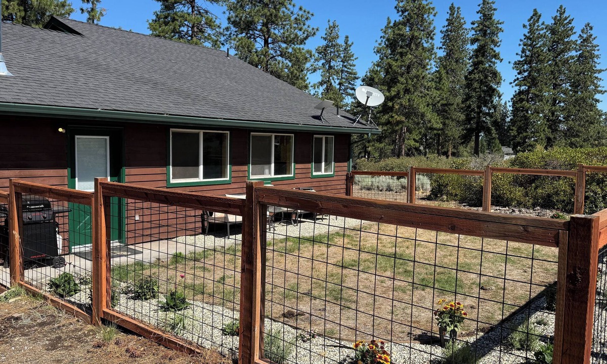 Weed House | Charming 2-bedroom house private setting with amazing Mt. Shasta view