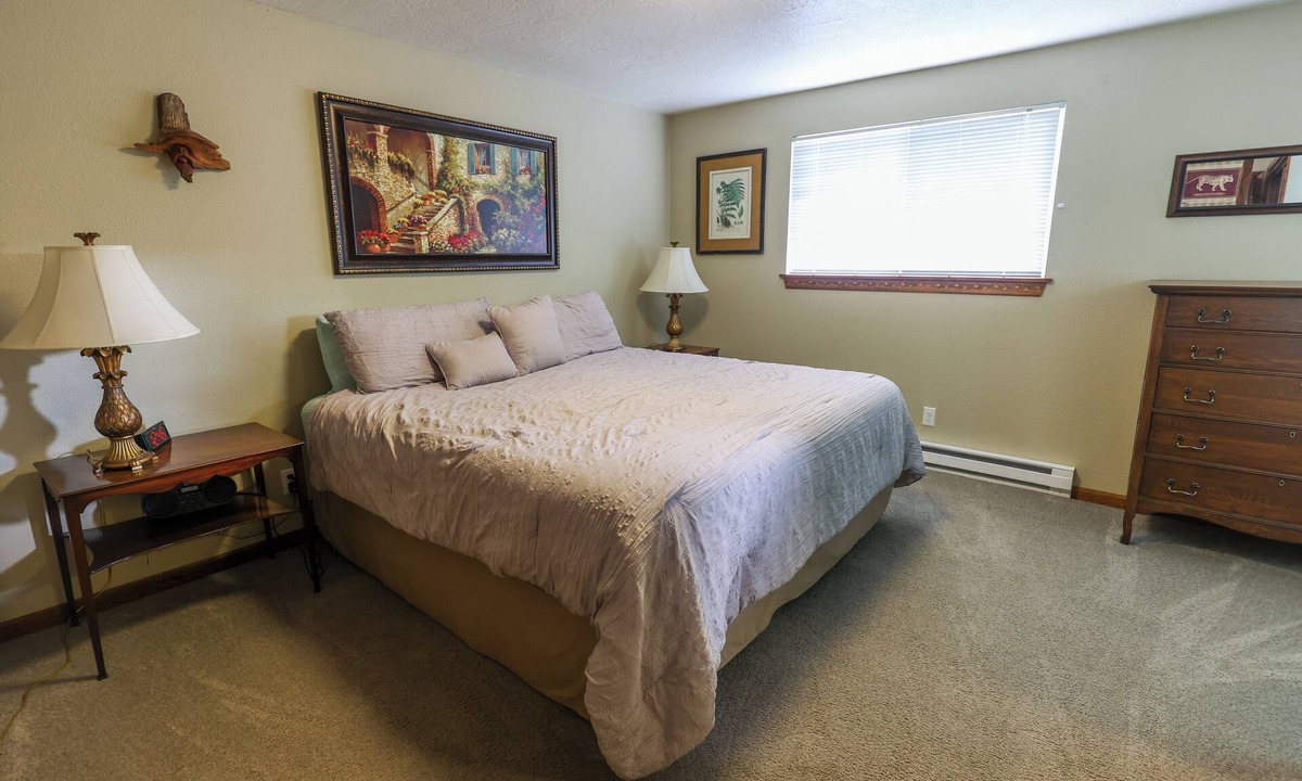 Western House | Charming 2-bedroom townhome with AC in Eugene
