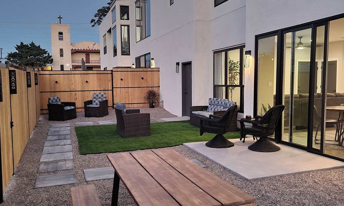 South Broadway House | Charming 2-bedroom townhome in wonderful Downtown Albuquerque with Wi-Fi, AC,