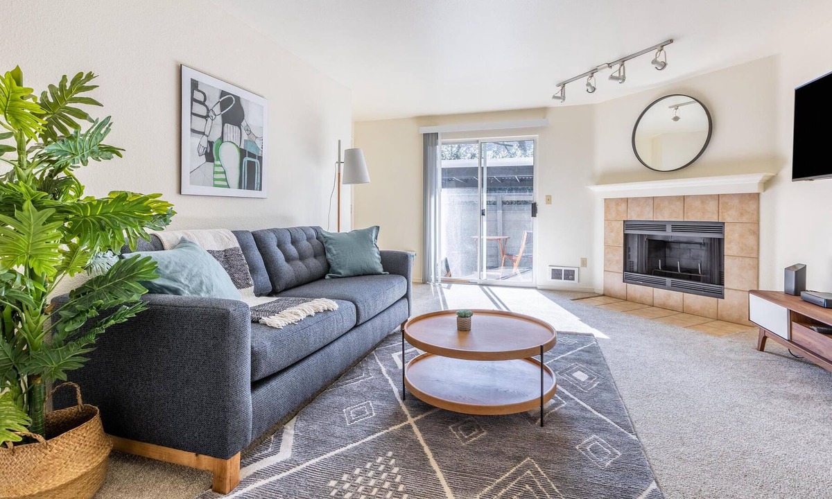 Lake Forest Apartment | Charming 2BR Apartment in Lake Oswego + Pets OK