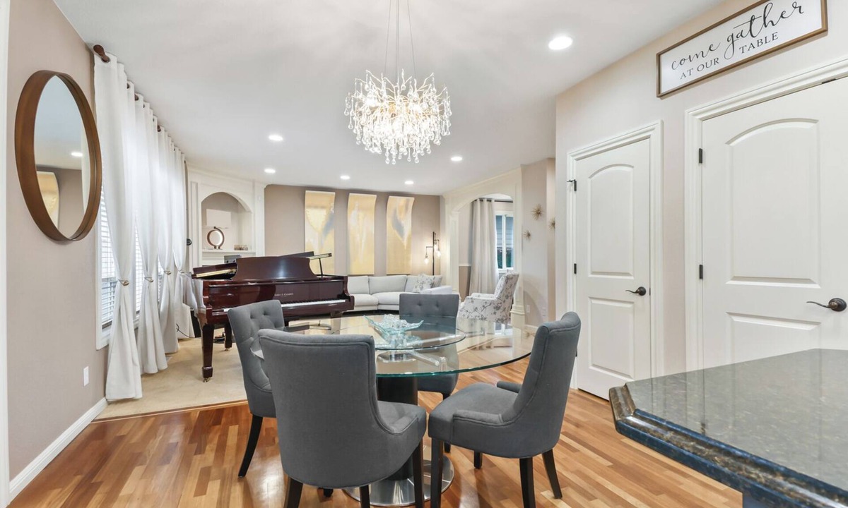 North Image House | Charming 4-bedroom family friendly house with WiFi and AC in fabulous Vancouver
