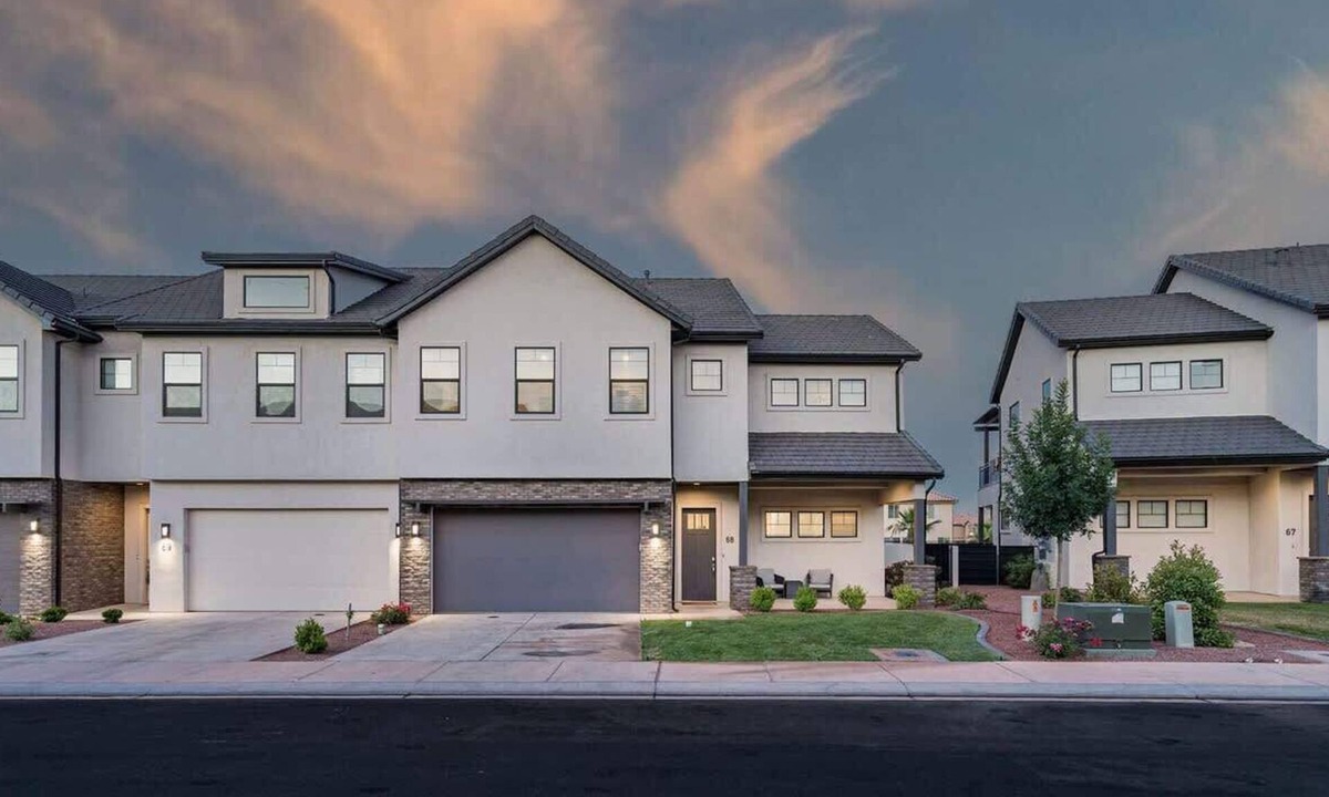 Ivins House | Charming 5-bedroom townhome in Santa Clara
