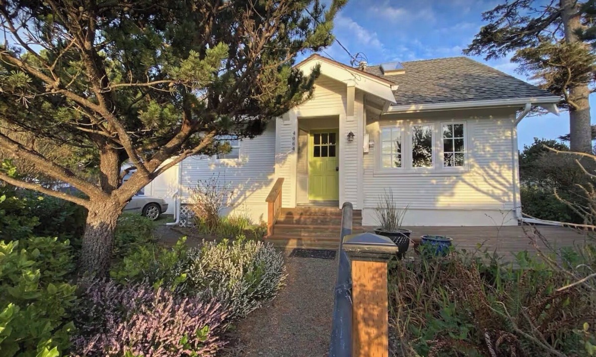 Lincoln Beach Cottage | Charming coastal cottage with AC near Depoe Bay