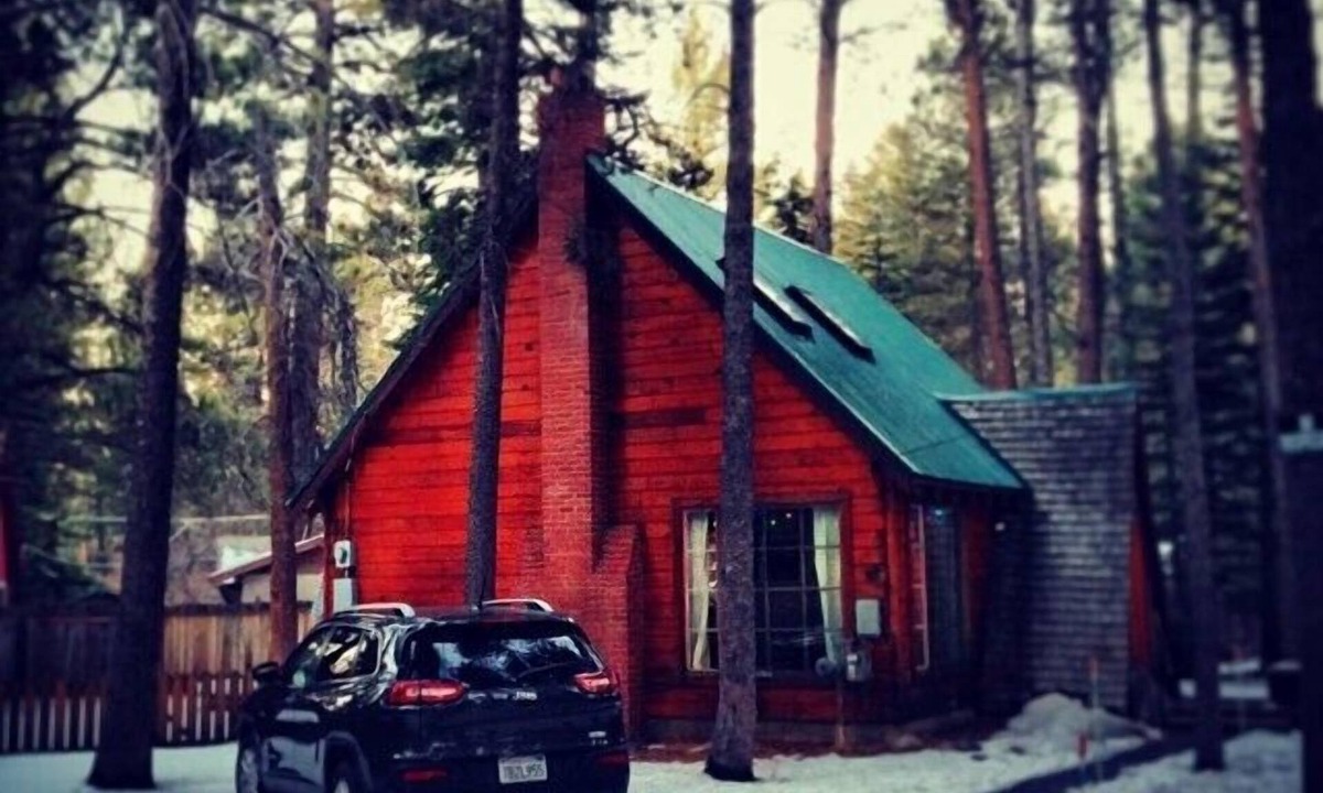 Tahoe Island Cabin | Charming, Cozy Cabin. Close to Beaches, Hiking and Skiing - Sleeps 4