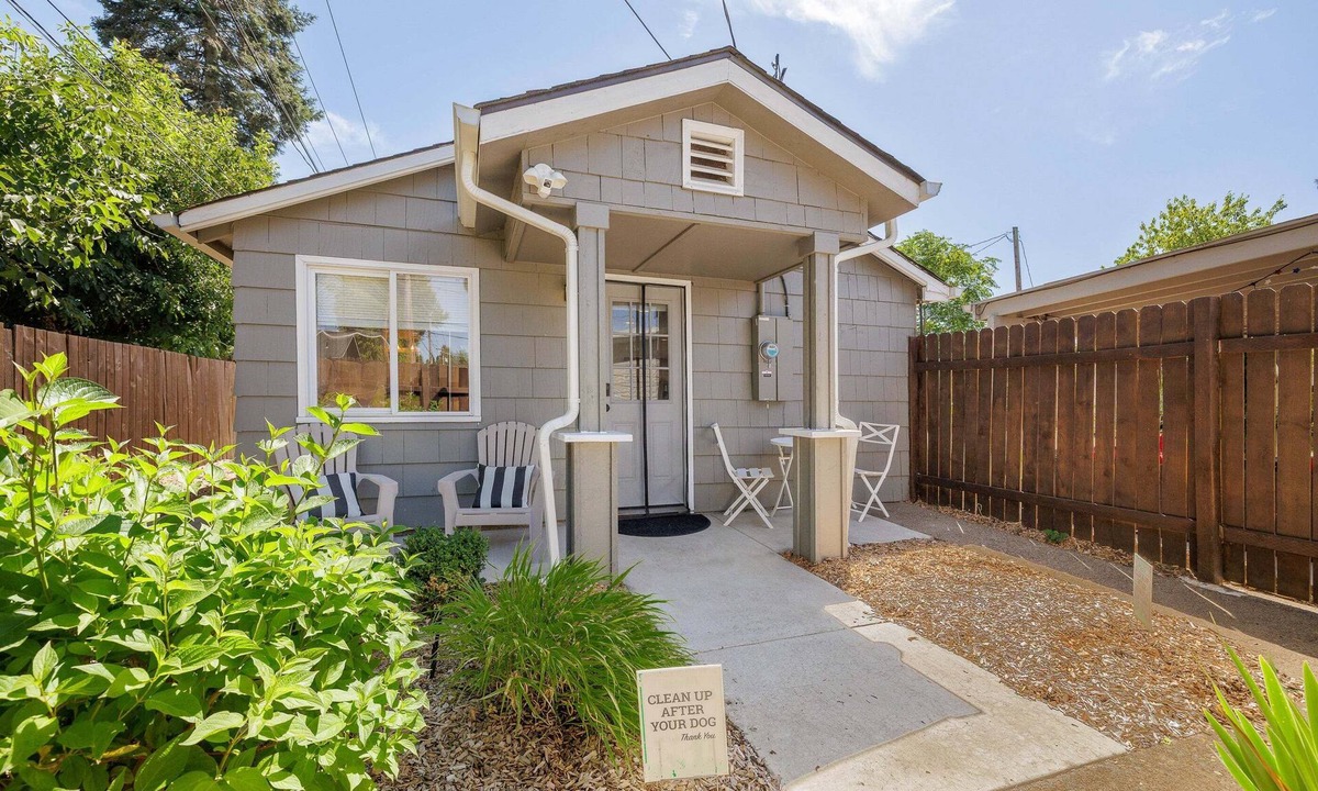 Central Oregon House | Charming Cozy Casita in Eugene, perfect for couples, pets welcomed!