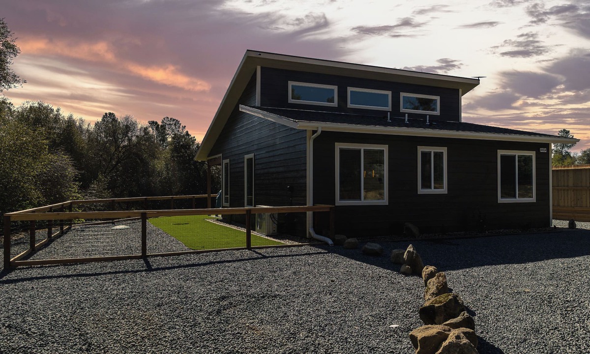 Yosemite Lakes House | Charming Cozy Eco Hut - Serene Yosemite Escape - The Black Swan