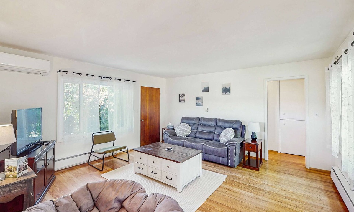 Thurston House | Charming dog-friendly house and separate studio with grill, WIFI, washer and dryer