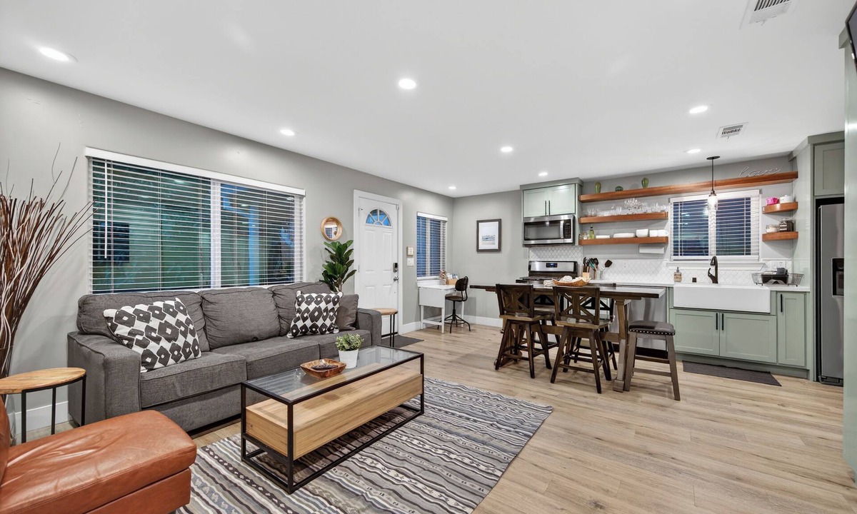 Midtown Sacramento House | Charming Farmhouse Retreat: 2 Beds 2 Bath with Garage