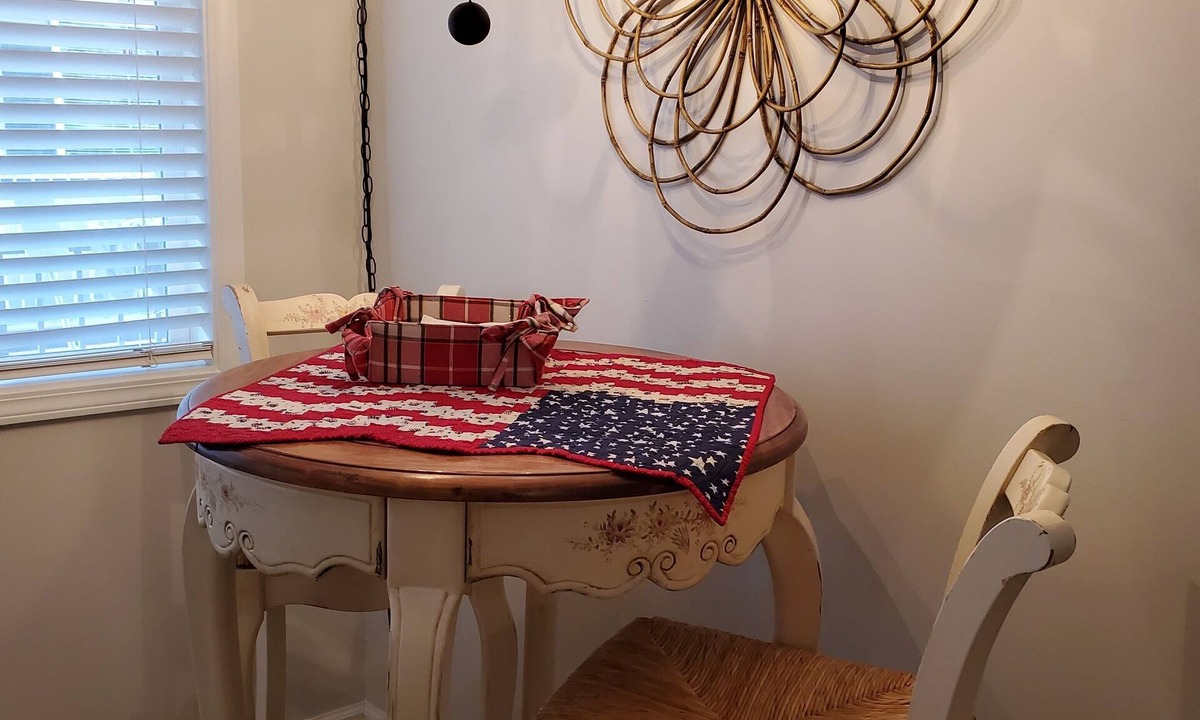 Kalispell Apartment | Charming furnished 2-bedroom, 1 bath apartment with WiFi, AC in lovely Kalispell