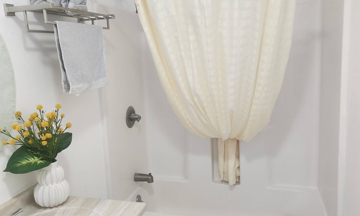 Pearsonville Hotel | Charming Motel with WiFi and AC in lovely Inyokern, perfect to stop and rest.