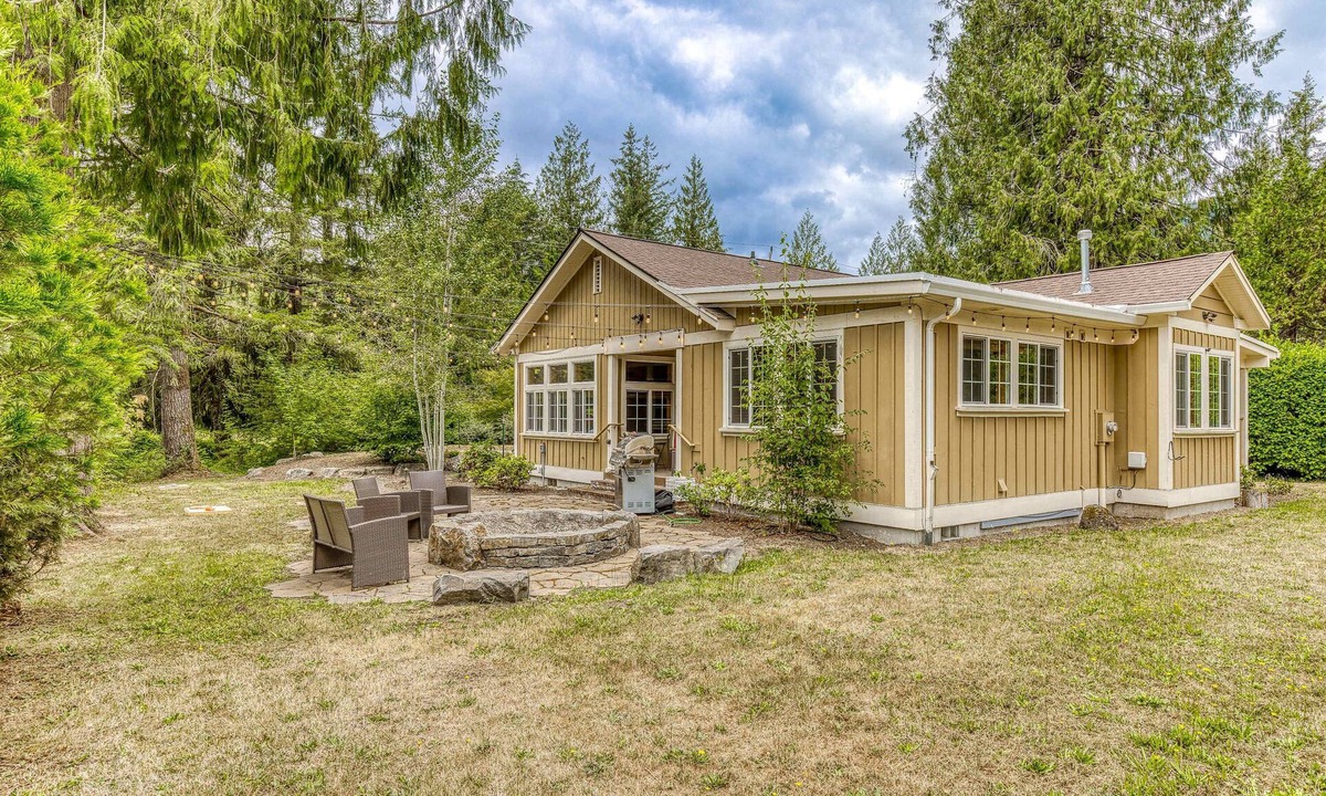 Marmot House | Charming mountain retreat with great deck views & fire pit - near skiing & golf